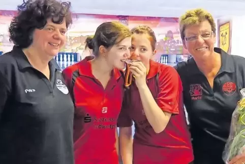 Die Medaille scheint zu schmecken: (von links) Mutter und Betreuerin Petra Bimber, Alena Bimber, Alisa Bimber und Maria-Luise We