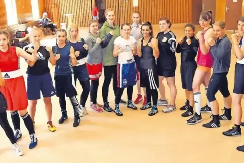 Harte Frauen: Die Teilnehmerinnen am Boxtraining des AV Speyer mit Noemi Lo-Curto (Siebte von rechts).