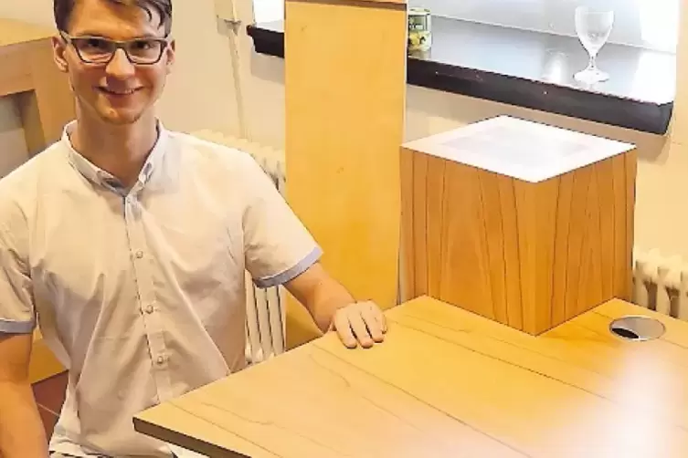 Als Tischler kann Konstantin Roth einen Schreibtisch ganz nach seinen Bedürfnissen fertigen.