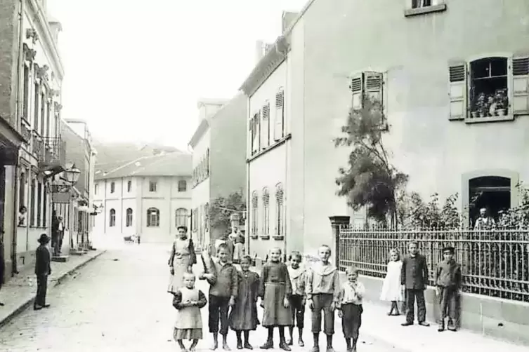 Im Jahr 1910 nimmt der Germersheimer Fotograf Friedrich Rummel in der Bergstraße dieses Bild auf. Ein Kind trägt ein großes Brot