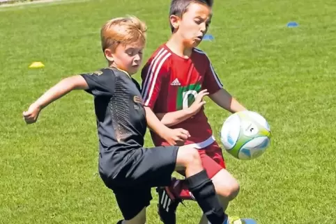 F-Jugend-Duell: Niclas Derstroff (links) von der Spielgemeinschaft TuS Wattweiler/TuS Rimschweiler und Mahdi Al Sakkar (TSC Zwei