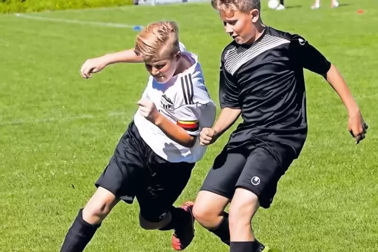 D-Jugend-Duell: Nico Witt (links) vom JFV Zweibr&uuml;cken II und Bastian Sieber vom JFV Zweibr&uuml;cken I.