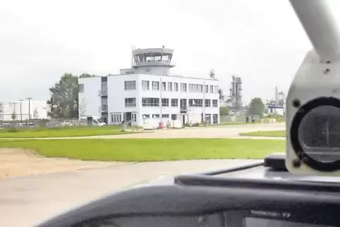Blick aus einem Flugzeug auf das Tower-Gebäude des Speyerer Flugplatzes: Die Anzahl der Flugbewegungen steigt.