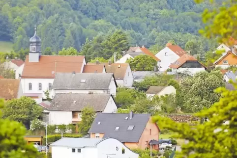 Auf dem Dorfplatz ist heute Abend, 18 Uhr, Treffpunkt zum Dorfspaziergang durch Hilst. Spazieren Sie mit!