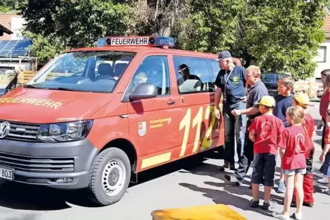 Der neue Mannschaftsbus kommt auch gut im Gelände klar.