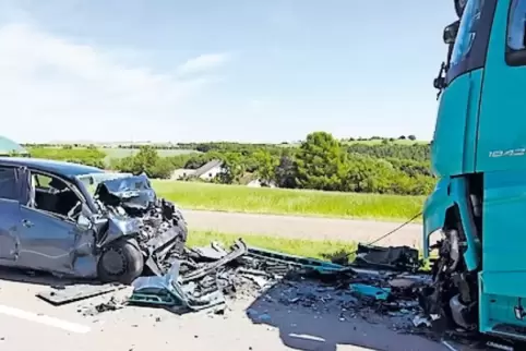Der Fahrer des Pkws überlebte den Aufprall nicht.