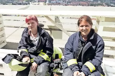 Geschafft: Jennifer Heil und Christina Holzhauser von der Feuerwehr Hochspeyer sind am Ziel.