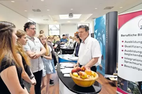 Auch das Frankenthaler Zentrum für Arbeit und Bildung (ZAB) präsentierte sich im Congress-Forum. Hier spricht Volker Riegel vom 