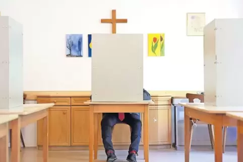 Zeitweise recht einsam war es am Sonntag in den Wahllokalen im Landkreis Südliche Weinstraße. Mit 44,2 Prozent war die Wahlbetei