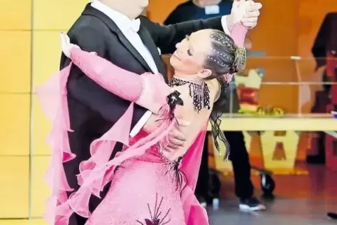 Strahlendes Lachen trotz Saunatemperaturen: Nicole Maue vom TC Rot-Weiß Kaiserslautern und ihr Partner Alexander Elbe.