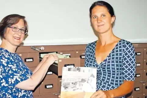Der Geschichte der BASF-Frauen auf der Spur: Isabella Blank (links) und Shantala Bauer.