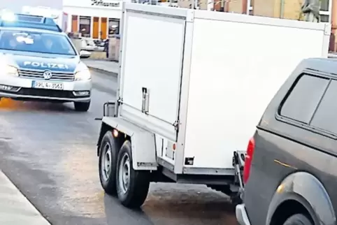 Abtransport der bei dem 18-Jährigen in Lauterecken sichergestellten explosiven Stoffe im Januar.