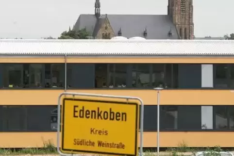 Das Gymnasium Edenkoben steht am nördlichen Ortsrand von Edenkoben, aber auf Maikammerer Gemarkung. Es wird von zahlreichen Schü