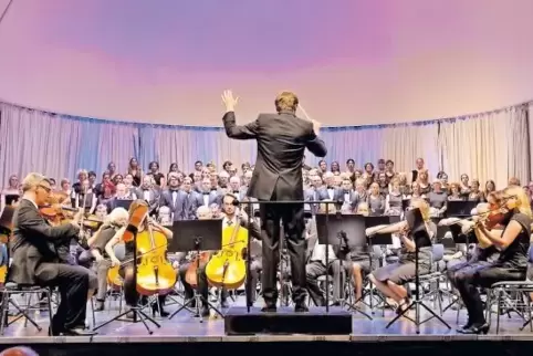 Großes Aufgebot: das Sinfonieorchester des Landkreises und der Uni-Chor unter Christian Weidt.