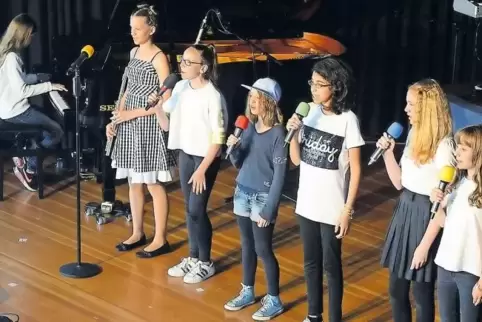 Bei den „Power Kids“ blieb kein Bein im Publikum still: Die Schülerinnen sangen beim Sommerkonzert des Wilhelm-Erb-Gymnasiums Wi