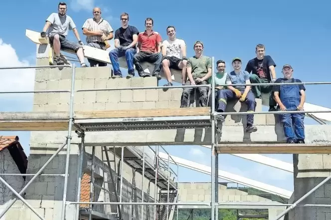 Am Samstag haben die freiwilligen Helfer des Steinbacher Jugend- und Kerwevereins das Dach auf den Rohbau aufgebracht. Bislang h