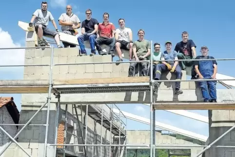 Am Samstag haben die freiwilligen Helfer des Steinbacher Jugend- und Kerwevereins das Dach auf den Rohbau aufgebracht. Bislang h
