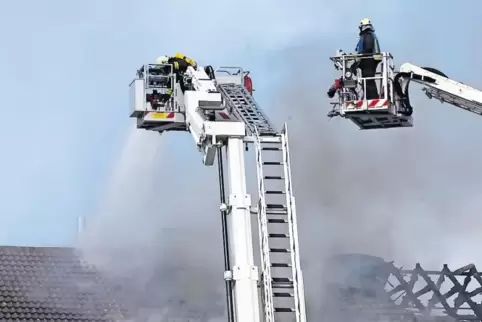 Immer wieder flackert das Feuer auf und die Feuerwehr muss von zwei Seiten die Flammen bekämpfen.