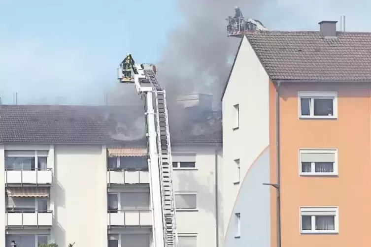 Viele Bewohner der umliegenden H&auml;user und Schaulustige beobachteten die Feuerwehren bei ihrer Arbeit.