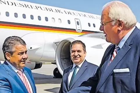 Auch Außenminister Gabriel hat Erdmann (rechts) bei dessen kürzlichem Besuch in der Türkei begrüßt.