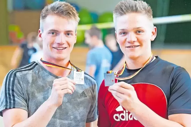 Stolz präsentieren sie die Silbermedaillen: (von links) Daniel und Lukas Eichhorn vom TV Morlautern.