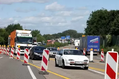 Am Montag beginnen wieder Bauarbeiten an der Rheinbrücke im Bereich Maxau. Archivfoto: Iversen