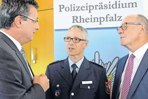 Sechs-Augen-Gespräch bei der Einführungsfeier: Polizeipräsident Thomas Ebling (links) und sein Stellvertreter Eberhard Weber (re