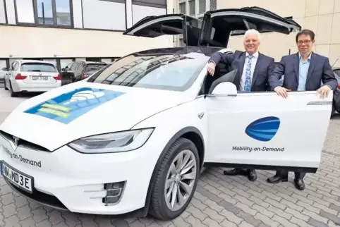 Hat seine Ideen und ein E-Fahrzeug der Marke Tesla auch schon in Kaiserslautern präsentiert: Stefan Rouwen (rechts), hier mit Ol
