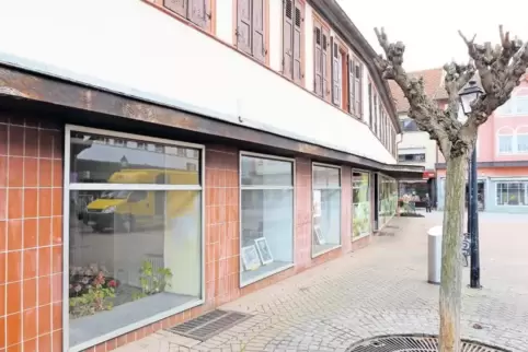 Tote Augen: Der ehemalige Schleckerladen am Schillerplatz in Grünstadt gehört derzeit zu den markantesten Leerständen im Herzen 