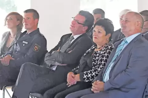 Thomas Jung (links, mit Ehefrau Ute) tritt die Nachfolge von Wolfgang Herber (mit Ehefrau Gudrun) an. In der Mitte Polizeipräsid
