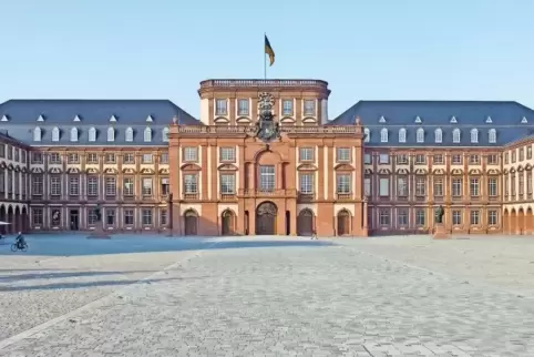 Weil das Mannheimer Schloss nicht mitwachsen kann, um die immer größer gewordene Universität unterzubringen, sollen einige Neuba