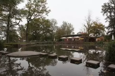 Rund um den Kiosk am Schwanenweiher kann am Samstagabend getafelt werden.  Foto: VAN 