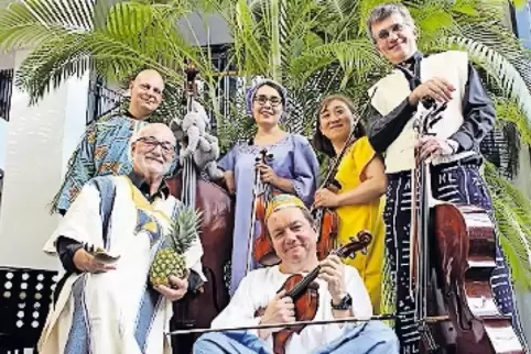 Auf nach Afrika! Die Musiker des Pfalztheaters.