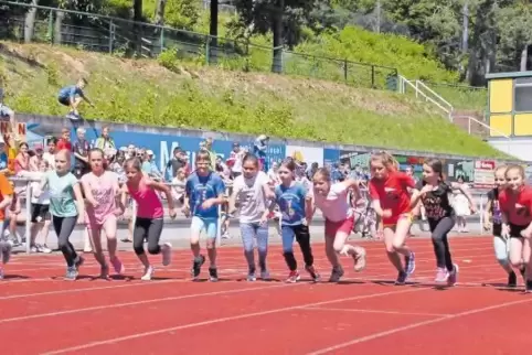 Schuss und los geht’s: Beim Kreisjugendsportfest im Eisenberger Waldstadion traten in dieser Woche die Grundschüler aus dem gesa