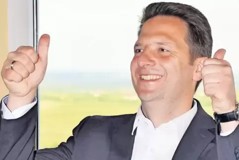 Daumen hoch: Der künftige Bürgermeister der Verbandsgemeinde Leiningerland, Frank Rüttger, muss derzeit viel reden – und herausf