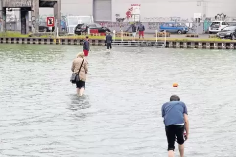 Übers Wasser gehen: Werke von Ayse Ermen im Hafenbecken.