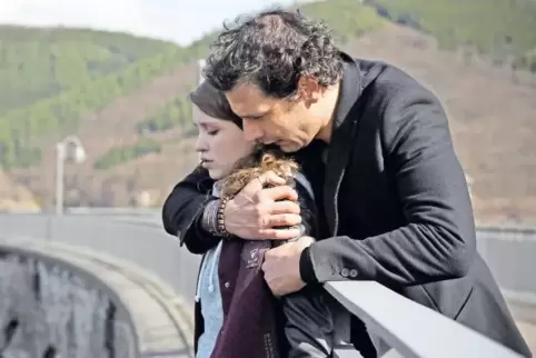 Ausgangspunkt der Handlung: Paul (Mehdi Nebbou) findet seine Tochter Sarah (Janina Fautz) festgeklammert am Abgrund einer Talspe