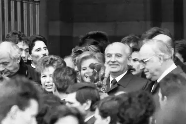 1990: beim Besuch mit dem sowjetischen Staatschef Michail Gorbatschow vor dem Dom.