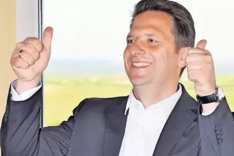 Daumen hoch: Der künftige Bürgermeister der Verbandsgemeinde Leiningerland Frank Rüttger muss derzeit viel reden – und herausfin