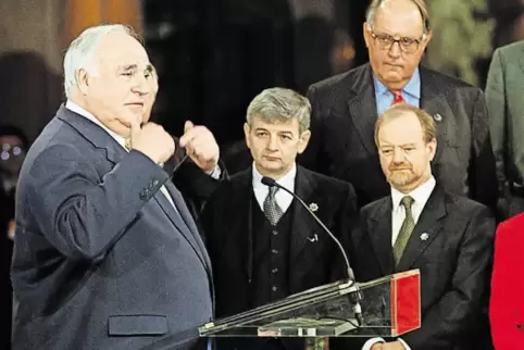 Der Altkanzler spricht, der neue Außenminister hört zu: Helmut Kohl und Joschka Fischer (Zweiter von links) bei der Ehrenbürger-