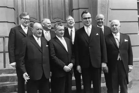 Das Mainzer Kabinett 1969. Vordere Reihe von links: Innenminister August Wolters, Landwirtschaftsminister Otto Mayer, Ministerpr