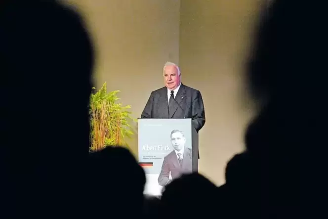 Helmut Kohl war am 29. April 2002 zur Vorstellung des Buchs von Theo Schwarzmüller »Albert Finck und die Nationalhymne« in der L Helmut Kohl war am 29. April 2002 zur Vorstellung des Buchs von Theo Schwarzmüller »Albert Finck und die Nationalhymne« in der L