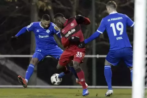 Salif Cissé (links), hier mit FCK-Profi Osayamen Osawe, spielt auch die nächsten beiden Saisons für den FK Pirmasens. Rechts FKP
