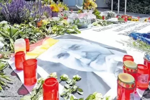 Bürger brachten am Wochenende Blumen zum Kanzlerbungalow. Die Junge Union würdigte den Altkanzler am Samstagabend mit Transparen