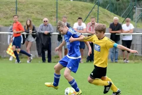 In dieser Szene aus dem Finalspiel der D-Junioren zwischen dem SV Hermersberg und der SG Rieschweiler versucht Robin Petry vom S