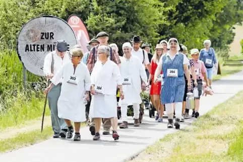 „Wannere in Uromas Gewand und Uropas Hosse“, hieß es beim Integrationslauf des VfB Reichenbach. Rund 130 Teilnehmer machten mit.