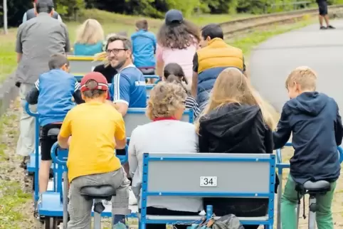 Gut gelaunte Truppe bei der Draisinenfahrt: mittendrin Psychoonkologe Stefan Klees (blaues Trikot).