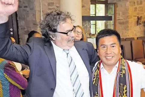 VDS-Vorsitzender Walter Krämer (links) mit Fernando Hermoza Gutierrez, dem Ehrengast aus Peru.