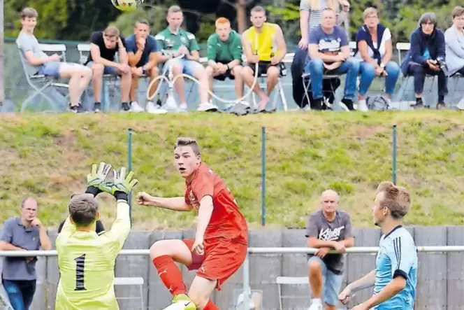 Glück gehabt: Der Heber von Hauensteins Yannick Roth (Mitte) geht nicht nur über Torwart Christopher Jung von der SG SVN Zweibrü