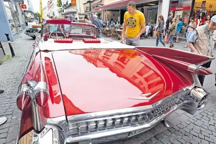 Prächtig: der rote Cadillac in der Marktstraße.